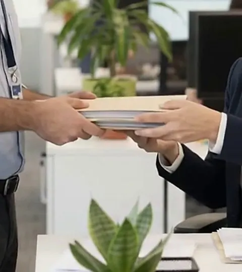 Entrega de documentos firmados en una oficina